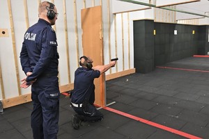 Zdjęcie. Umundurowani policjanci na strzelnicy