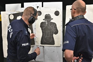 Zdjęcie. Umundurowani policjanci na strzelnicy