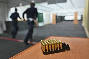 Zdjęcie. Umundurowani policjanci na strzelnicy