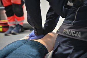 Zdjęcie. Umundurowani policjanci podczas konkurencji I pomocy