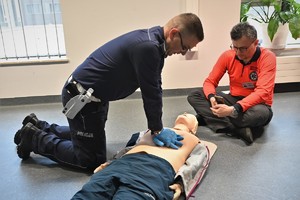 Zdjęcie. Umundurowani policjanci podczas konkurencji I pomocy