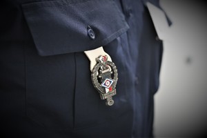 Zdjęcie. Medal z logo policji ruchu drogowego