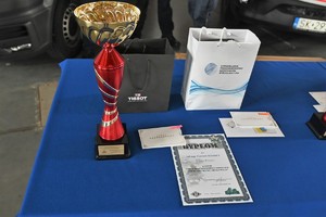 Zdjęcie. Widoczne puchary i dyplomy dla zwycięzców