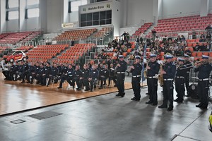 Zdjęcie. Umundurowani policjanci i goście na hali sportowej