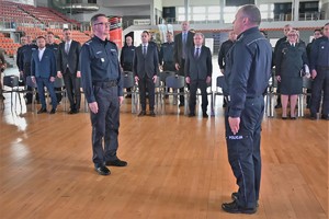 Zdjęcie. Umundurowani policjanci i goście na hali sportowej, na pierwszym planie Zastępca Komendanta Wojewódzkiego Policji w Katowicach