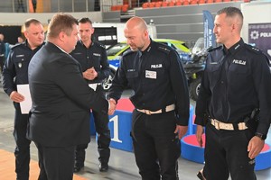 Zdjęcie. Wręczenie nagród i gratulacje dla zwycięzców