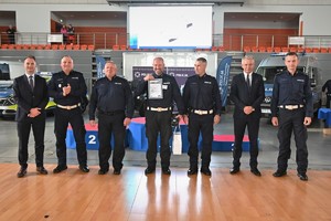 Zdjęcie. Wręczenie nagród i gratulacje dla zwycięzców