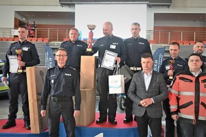 Zdjęcie. Wręczenie nagród i gratulacje dla zwycięzców