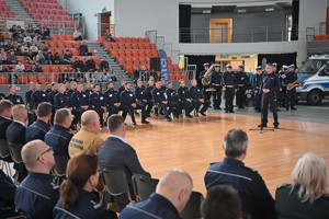 Zdjęcie. Umundurowani policjanci i goście na hali sportowej