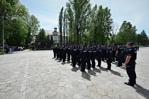 zdjęcie przedstawia policjantów stojących w szyku na placu apelowym