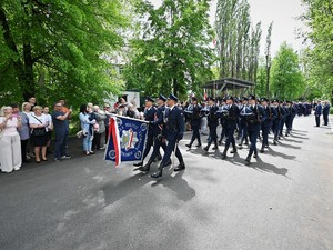 zdjęcie przedstawia policjantów w trakcie przemarszu