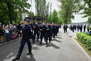 zdjęcie przedstawia policjantów w trakcie przemarszu