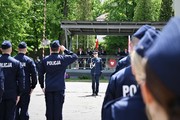 zdjęcie przedstawia zdjęcie przedstawia policjantów stojących w szyku na placu apelowym przed którymi stoi Komendant Wojewódzki