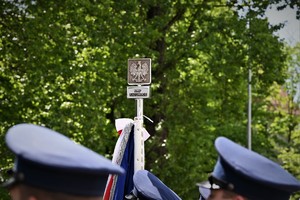 zdjęcie przedstawia zbliżenie na sztandar Komendy Wojewódzkiej Policji w Katowicach