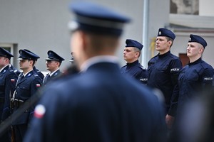 zdjęcie przedstawia zbliżenie na policjantów w trakcie uroczystości