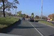 kadr z wideorejestratora samochodowego, na którym widzimy dwa pojazdy przed przejściem dla pieszych i pieszego znajdującego się w połowie przejścia