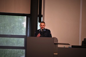 zdjęcie przedstawia Policjanta w trakcie przemówienia