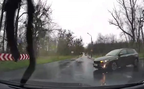 Zdjęcie jest stopklatką z wideorejestratora samochodowego.