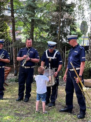 Zdjęcie. Umundurowani policjanci oraz dzieci