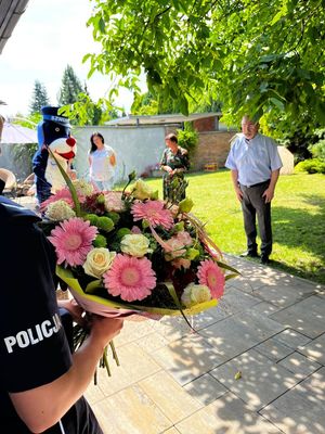 Zdjęcie. Umundurowani policjanci oraz dzieci