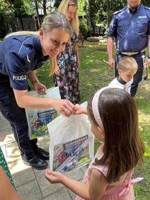 Zdjęcie. Umundurowani policjanci oraz dzieci