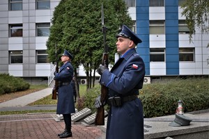 Zdjęcie. Warta honorowa dwóch umundurowanych policjantów z bronią długą przed Grobem Policjanta Polskiego