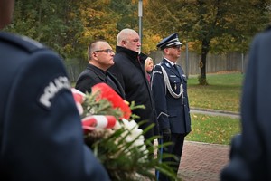 Zdjęcie. Umundurowani policjanci oraz uczestnicy uroczystości podczas składania wieńca przed Grobem Policjanta Polskiego