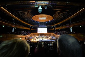 Na zdjęciu widać salę pełna gości oraz orkiestrę