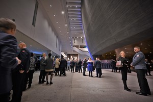 Zdjęcie przedstawia korytarz oraz oczekujących na wydarzenie gości