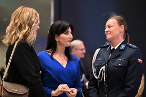 Zdjęcie przedstawia policjantkę oraz dwie kobiety