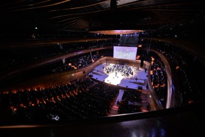 Na zdjęciu widać salę oraz orkiestrę na scenie