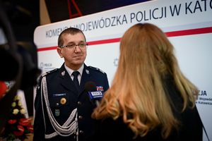 Zdjęcie przedstawia policjanta udzielającego wywiadu
