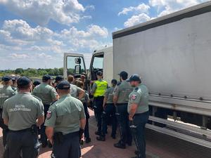 Zdjęcie funkcjonariuszy Celno-Skarbowych oraz samochodu ciężarowego.