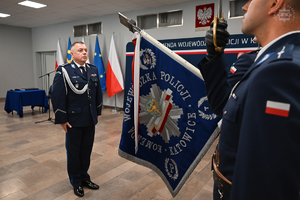 Komendant Wojewódzki Policji w Katowicach stoi przed Pocztem Sztandarowym