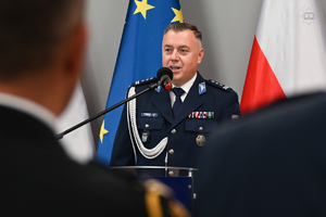 Komendant Wojewódzki Policji w Katowicach stoi przy mikrofonie