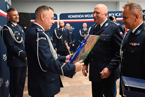 Komendant Wojewódzki Policji w Katowicach otrzymuje pamiątkowy obraz od swoich zastępców