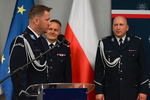 Zastępca Komendanta Wojewódzkiego Policji w Katowicach stoi przy mównicy