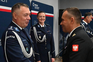 Komendant Wojewódzki Policji w Katowicach otrzymuje w gratulacje od przedstawiciela straży pożarnej