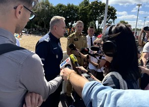 media i przedstawiciele służb podczas konferencji prasowej