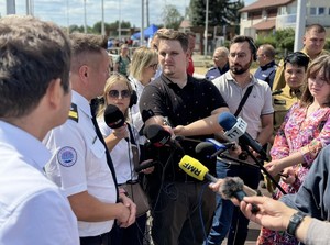 media i przedstawiciele służb podczas konferencji prasowej