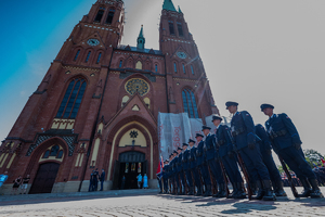 zdjęcie kolorowe przedstawiające policjantów stojących przed bazyliką