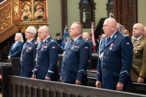 kolorowe zdjęcie przedstawiające policjantów korpusu oficerów starszych i generałów stojących w ławce bazyliki