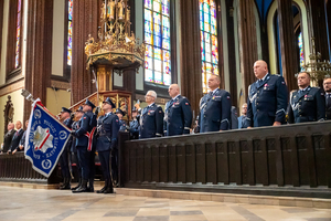 kolorowe zdjęcie przedstawiające policjantów kompani honorowej ze sztandarem oraz policjantów korpusu oficerów starszych