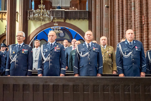 Zdjęcie kolorowe przedstawiające policjantów szczebla oficerów starszych w bazylice.
