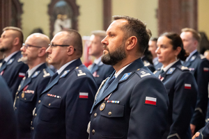kolorowe zdjęcie przedstawiające policjantów korpusu oficerów starszych