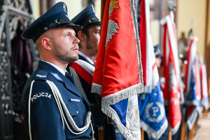 kolorowe zdjęcie policjantów trzymających sztandar