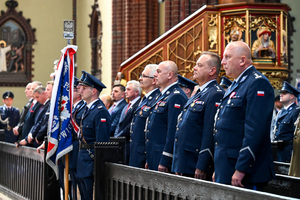 kolorowe zdjęcia policjantów korpusu oficerów starszych oraz korpusu generałów