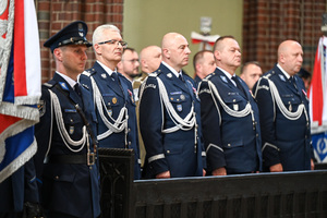 kolorowe zdjęcie policjantów korpusu oficerów starszych oraz generałów