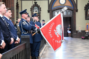 kolorowe zdjęcie przedstawiające policjantów kompani honrowej ze sztandarem