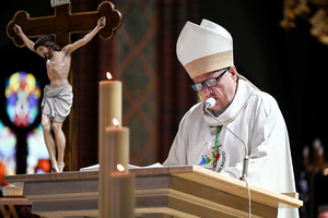 kolorowe zdjęcie przedstawiające duchownego na mównicy